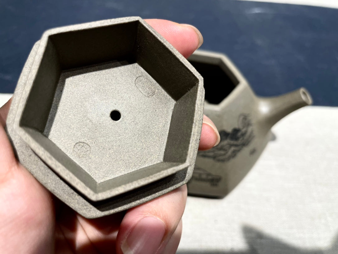 收藏重器【六方石瓢】泥料：原矿一厂鲨皮青 容量：320cc 作者：钱云娇 国家级工艺美术师