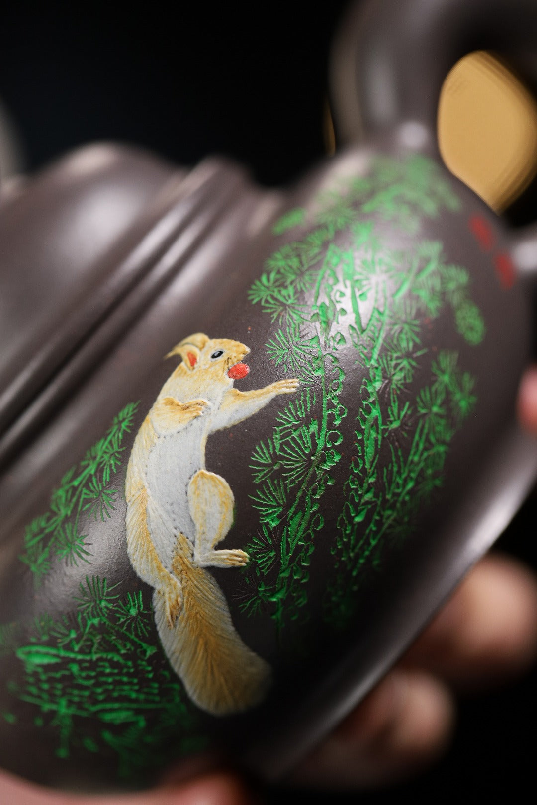证书持壶照配套齐全 【松鼠壶】 制壶：方华萍（研究员级高级工艺美术师） 泥料：原矿天青泥 容量：260cc