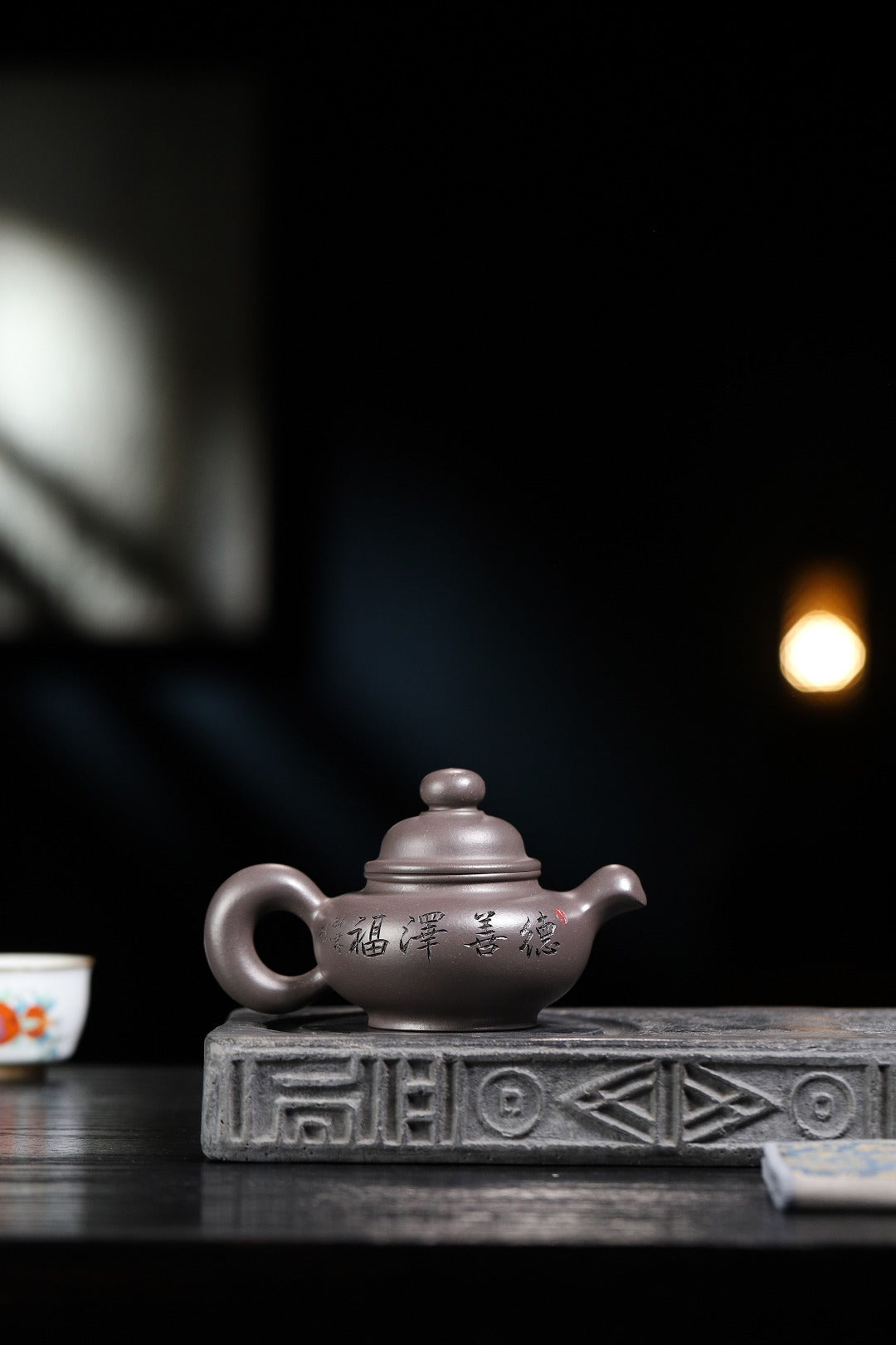 证书持壶照配套齐全 【松鼠壶】 制壶：方华萍（研究员级高级工艺美术师） 泥料：原矿天青泥 容量：260cc
