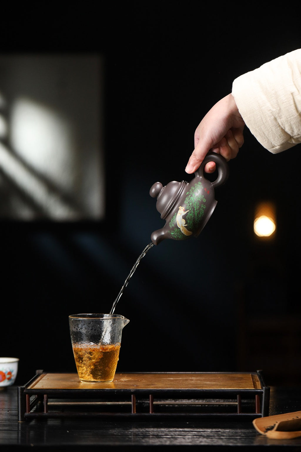 证书持壶照配套齐全 【松鼠壶】 制壶：方华萍（研究员级高级工艺美术师） 泥料：原矿天青泥 容量：260cc