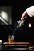 证书持壶照配套齐全 【松鼠壶】 制壶：方华萍（研究员级高级工艺美术师） 泥料：原矿天青泥 容量：260cc