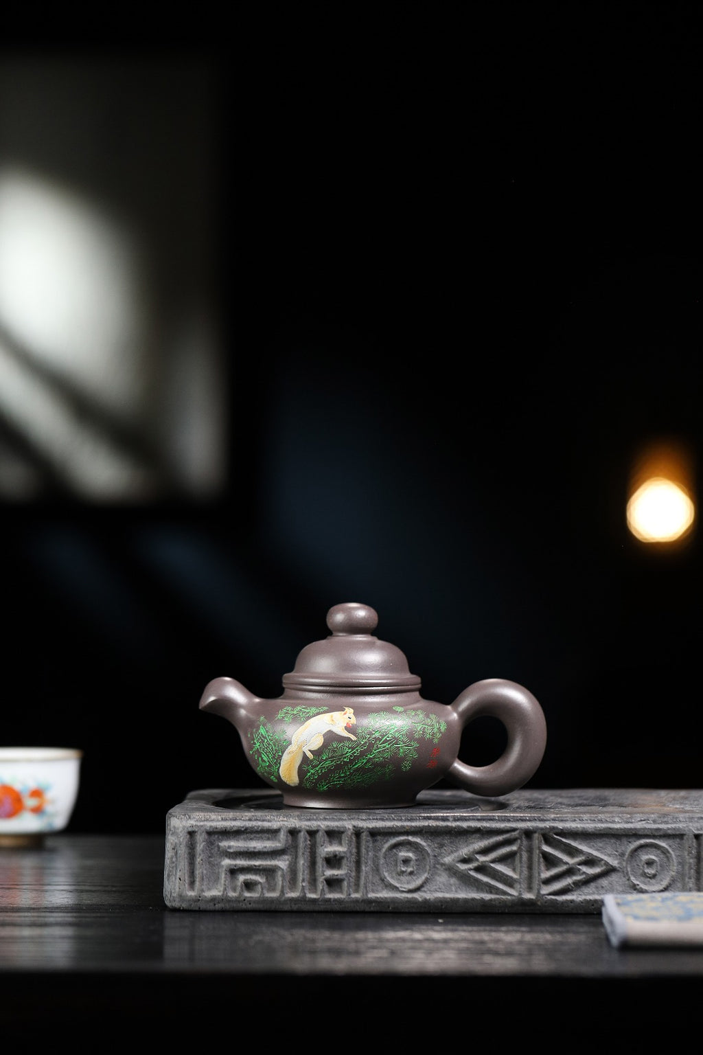 证书持壶照配套齐全 【松鼠壶】 制壶：方华萍（研究员级高级工艺美术师） 泥料：原矿天青泥 容量：260cc