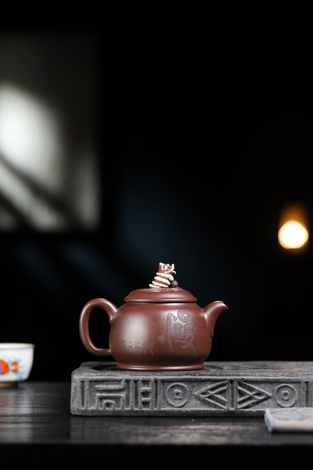 证书持壶照配套齐全 【狮球】 制壶：方华萍（研究员级高级工艺美术师） 泥料：原矿紫泥 容量：460cc