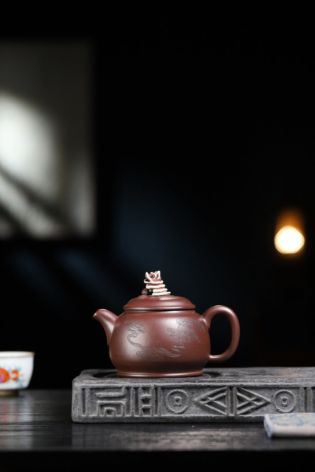 证书持壶照配套齐全 【狮球】 制壶：方华萍（研究员级高级工艺美术师） 泥料：原矿紫泥 容量：460cc