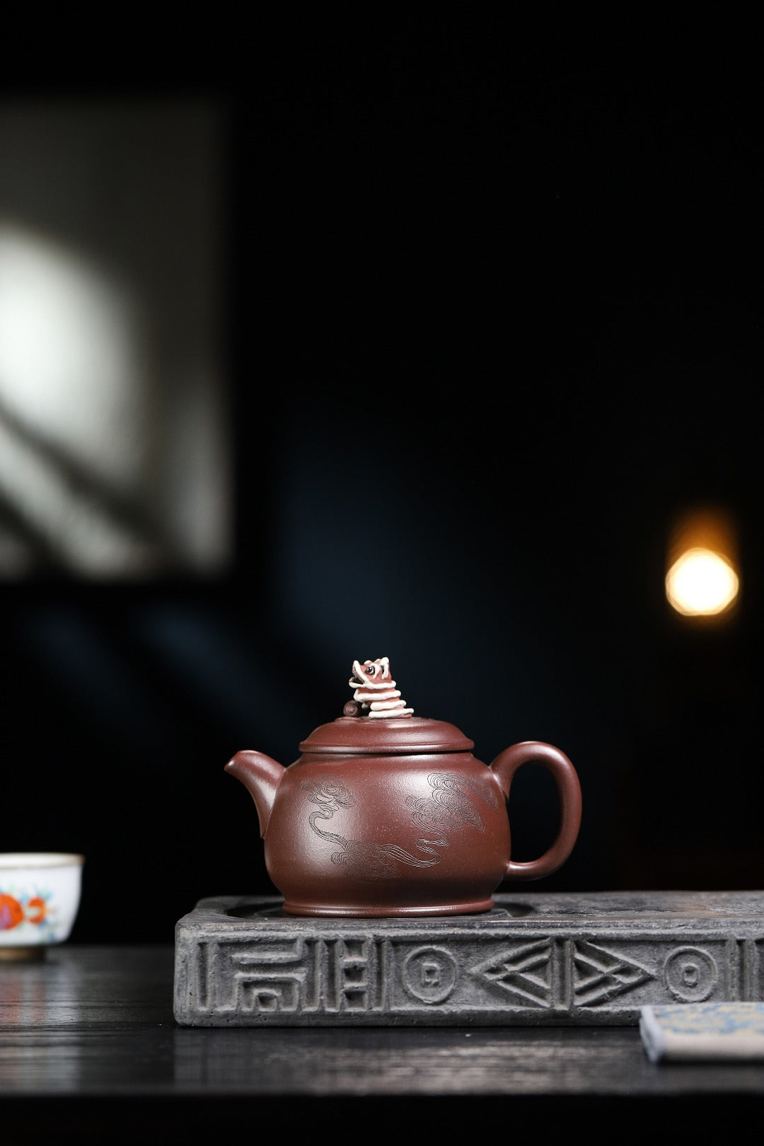 证书持壶照配套齐全 【狮球】 制壶：方华萍（研究员级高级工艺美术师） 泥料：原矿紫泥 容量：460cc
