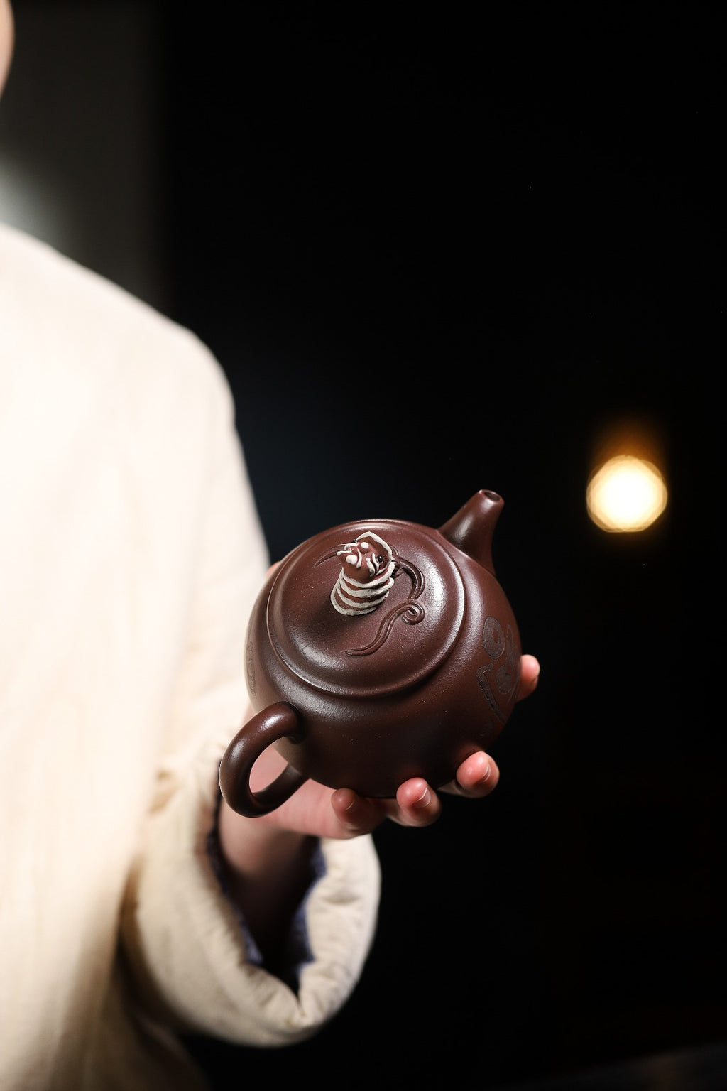 证书持壶照配套齐全 【狮球】 制壶：方华萍（研究员级高级工艺美术师） 泥料：原矿紫泥 容量：460cc