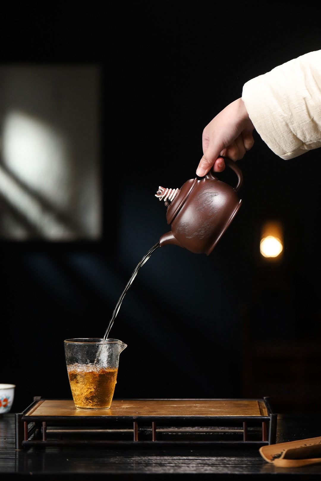 证书持壶照配套齐全 【狮球】 制壶：方华萍（研究员级高级工艺美术师） 泥料：原矿紫泥 容量：460cc