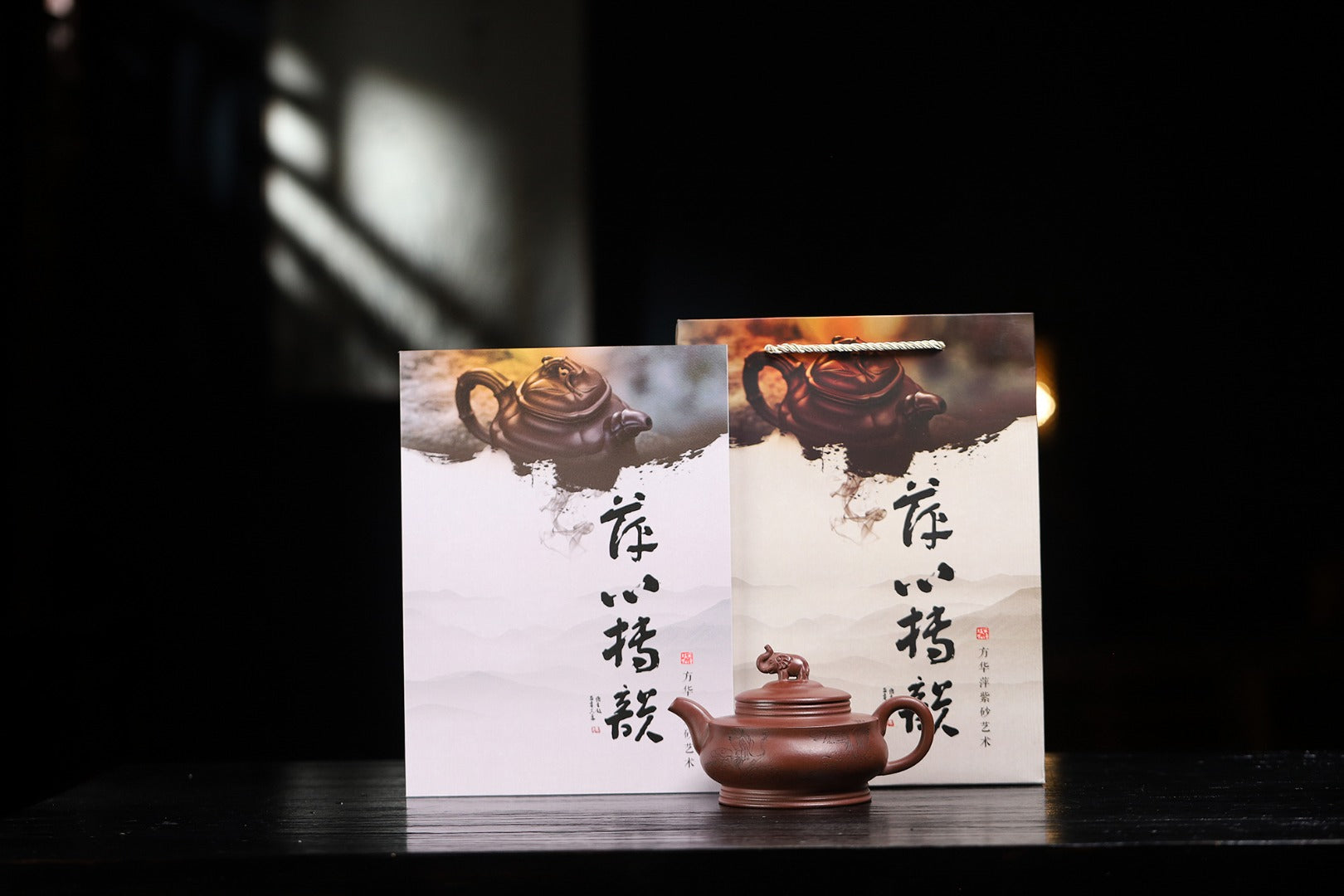 证书持壶照配套齐全 【吉象】 制壶：方华萍（研究员级高级工艺美术师） 泥料：原矿底槽清 容量：350cc