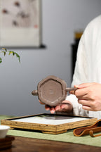 【镜菱】 制壶：储卫珍（国家级工艺美术师） 泥料：原矿青段泥 容量：240cc