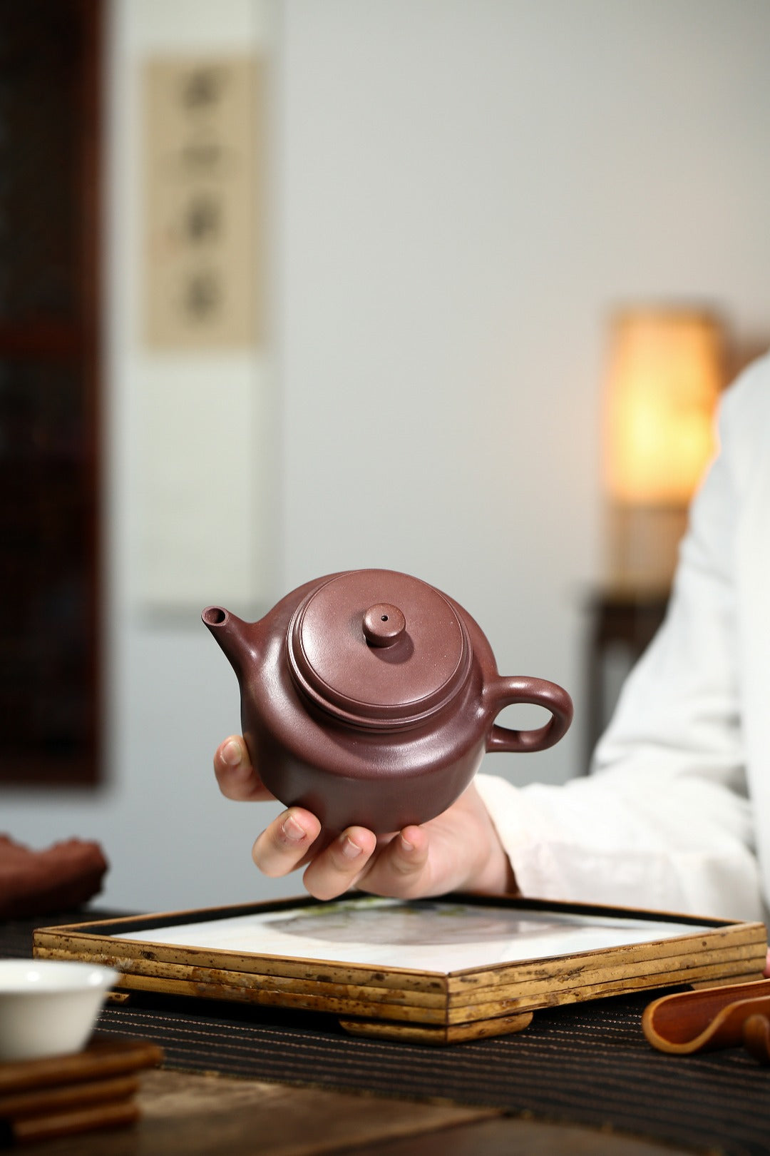 配持壶照 全手工【剑流德钟】 制壶：刘彩萍（国家级工艺美术师） 泥料：原矿文革泥 容量：260cc