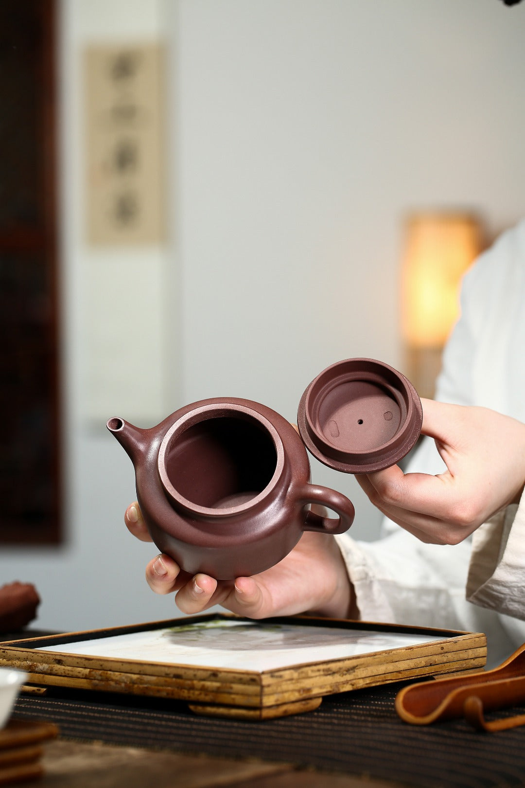配持壶照 全手工【剑流德钟】 制壶：刘彩萍（国家级工艺美术师） 泥料：原矿文革泥 容量：260cc