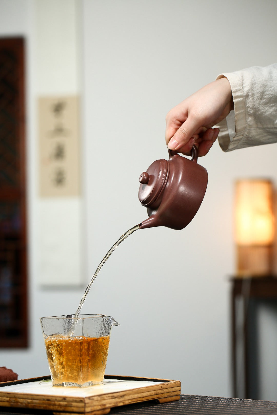 配持壶照 全手工【剑流德钟】 制壶：刘彩萍（国家级工艺美术师） 泥料：原矿文革泥 容量：260cc