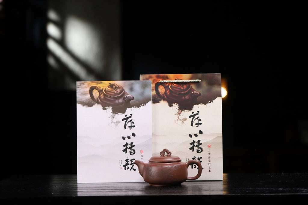 证书持壶照配套齐全 【碧玉】 制壶：方华萍（研究员级高级工艺美术师） 泥料：原矿底槽清 容量：480cc