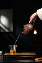 证书持壶照配套齐全 【碧玉】 制壶：方华萍（研究员级高级工艺美术师） 泥料：原矿底槽清 容量：480cc
