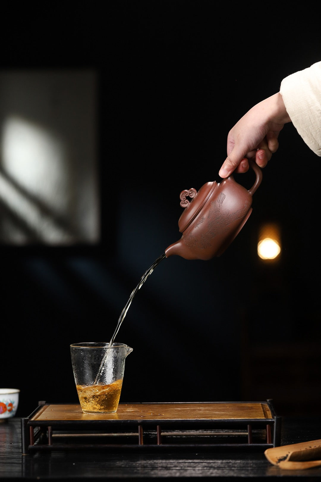 证书持壶照配套齐全 【碧玉】 制壶：方华萍（研究员级高级工艺美术师） 泥料：原矿底槽清 容量：480cc