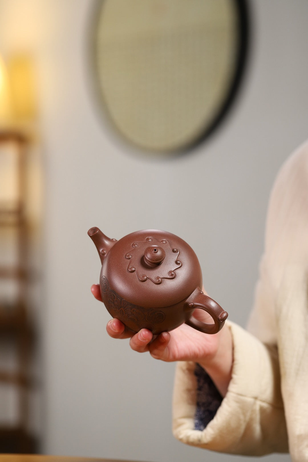 证书持壶照配套齐全 【亭香壶】 制壶：方华萍（研究员级高级工艺美术师） 泥料：原矿底槽清 容量：310cc