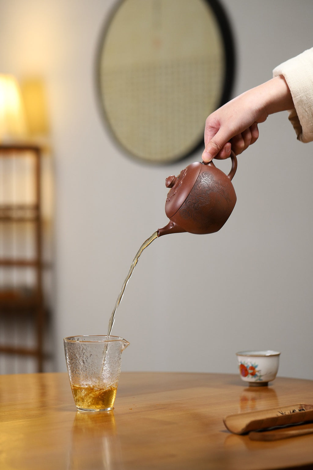 证书持壶照配套齐全 【亭香壶】 制壶：方华萍（研究员级高级工艺美术师） 泥料：原矿底槽清 容量：310cc