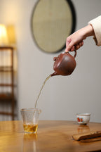 证书持壶照配套齐全 【亭香壶】 制壶：方华萍（研究员级高级工艺美术师） 泥料：原矿底槽清 容量：310cc
