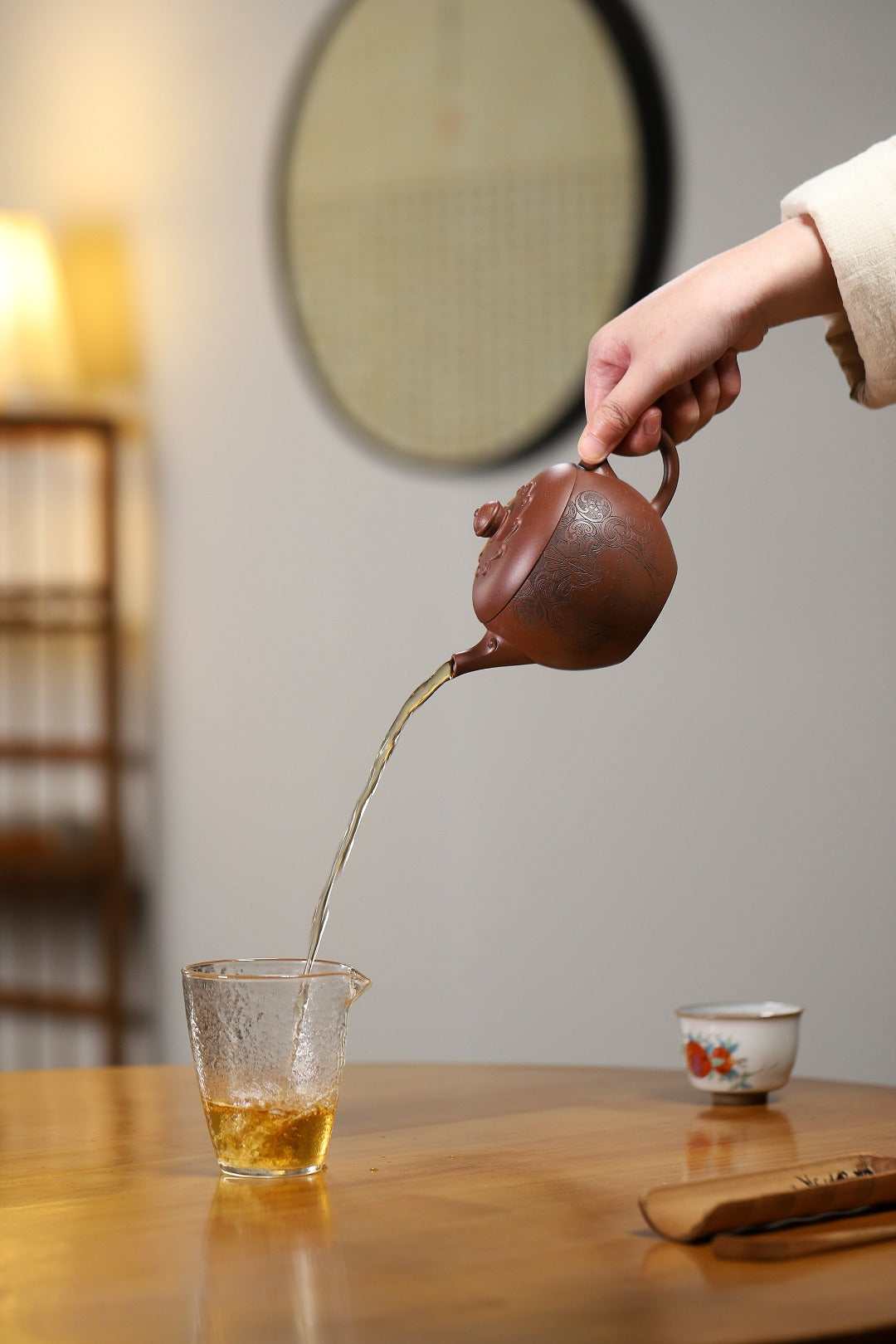 证书持壶照配套齐全 【亭香壶】 制壶：方华萍（研究员级高级工艺美术师） 泥料：原矿底槽清 容量：310cc