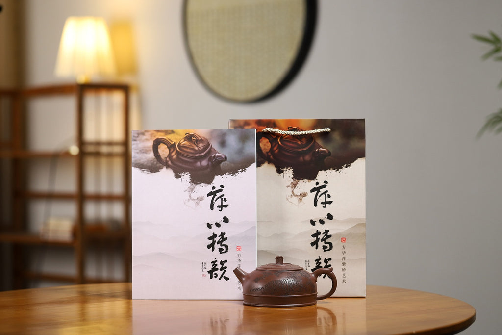证书持壶照配套齐全 【双线云华】 制壶：方华萍（研究员级高级工艺美术师） 泥料：原矿紫泥 容量：450cc