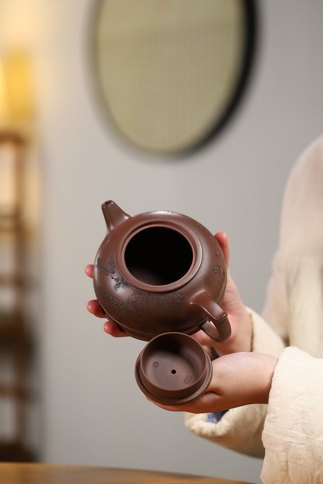 证书持壶照配套齐全 【双线云华】 制壶：方华萍（研究员级高级工艺美术师） 泥料：原矿紫泥 容量：450cc
