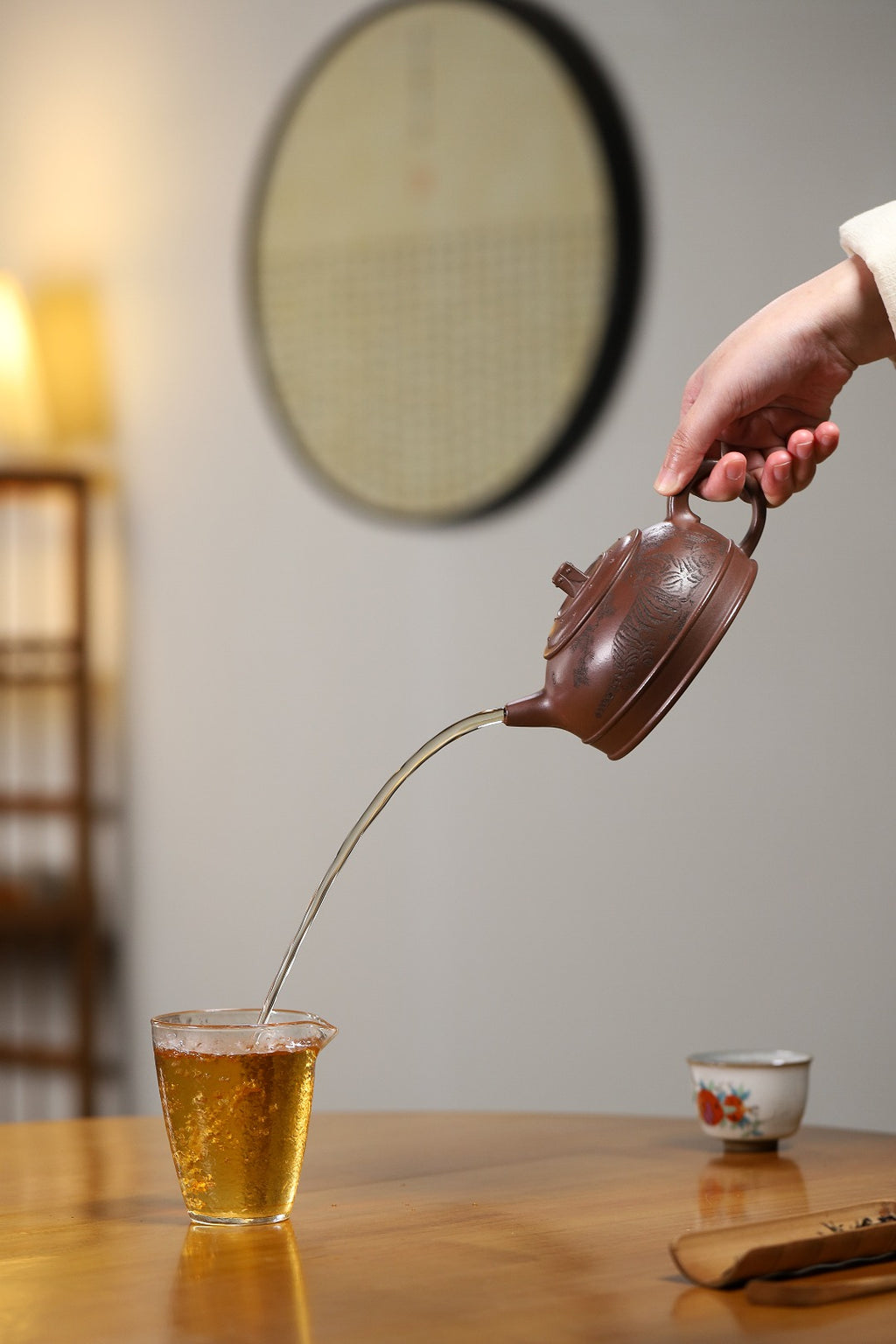 证书持壶照配套齐全 【双线云华】 制壶：方华萍（研究员级高级工艺美术师） 泥料：原矿紫泥 容量：450cc