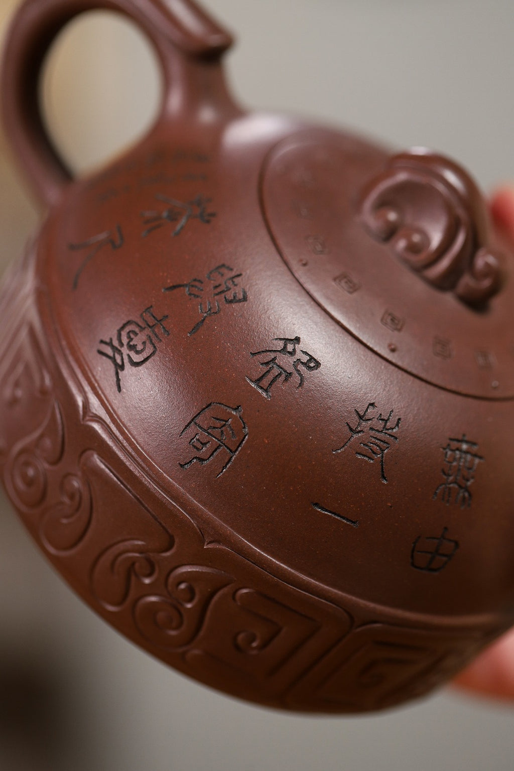 证书持壶照配套齐全 【启运】 制壶：方华萍（研究员级高级工艺美术师） 泥料：原矿紫泥 容量：400cc