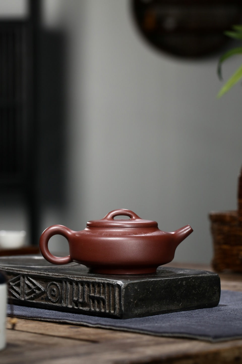 【桑扁壶】 制壶：许夕萍 （国家级助理工艺美术师） 泥料：原矿紫泥 容量：375cc