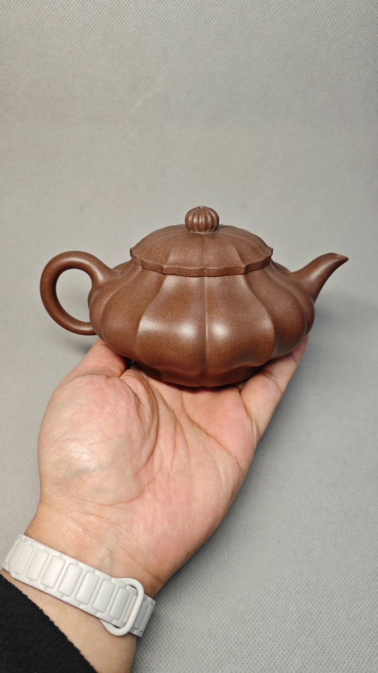 证书全配套 【筋纹虚扁】制壶：焦亚强 (国家级工艺美术师) 泥料：原矿紫玉金砂 容量：320cc