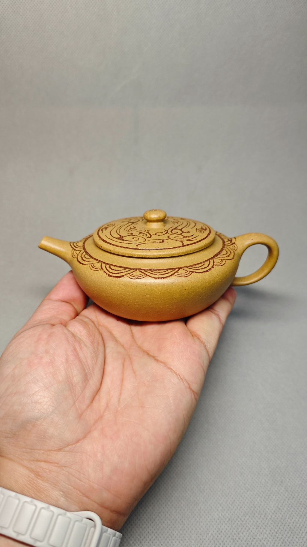 证书全配套 【扁晨】  制壶：焦亚强   (国家级工艺美术师) 泥料：原矿黄段泥 容量：160cc 孔数：内推球孔