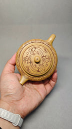 证书全配套 【扁晨】  制壶：焦亚强   (国家级工艺美术师) 泥料：原矿黄段泥 容量：160cc 孔数：内推球孔