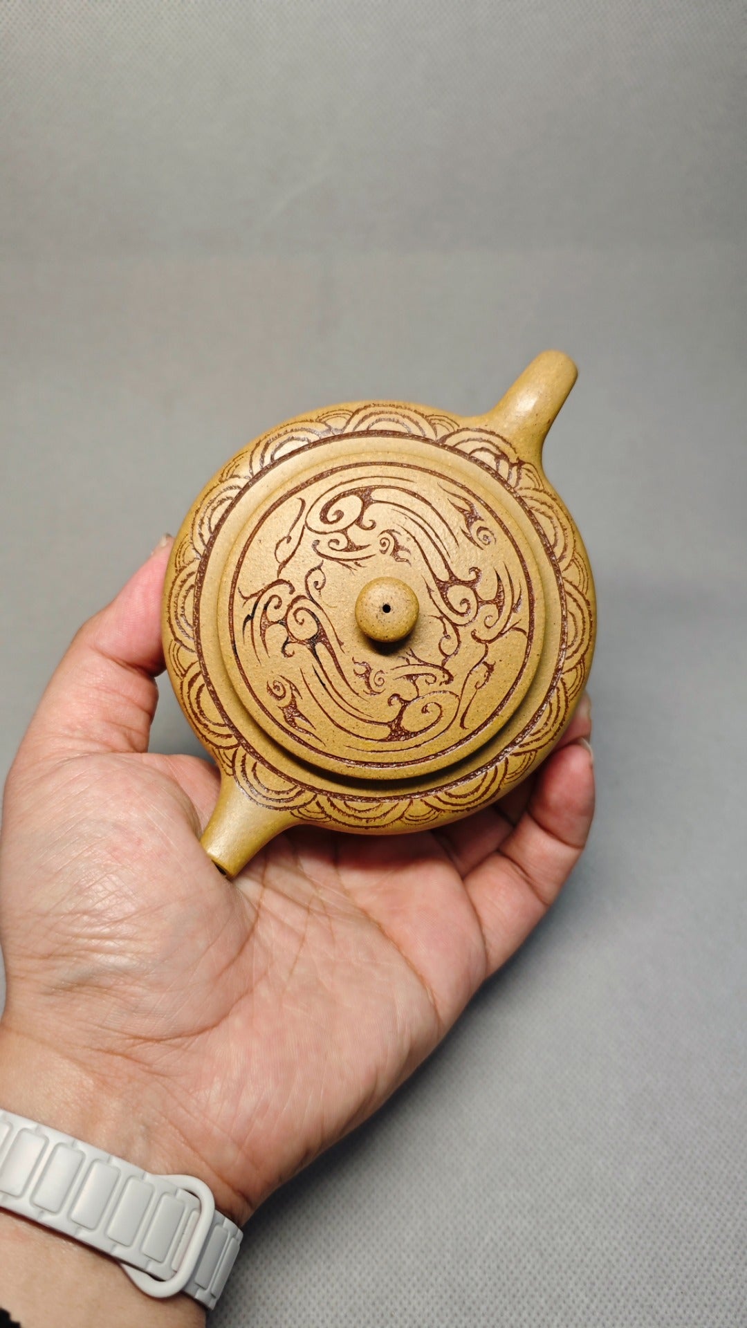 证书全配套 【扁晨】  制壶：焦亚强   (国家级工艺美术师) 泥料：原矿黄段泥 容量：160cc 孔数：内推球孔