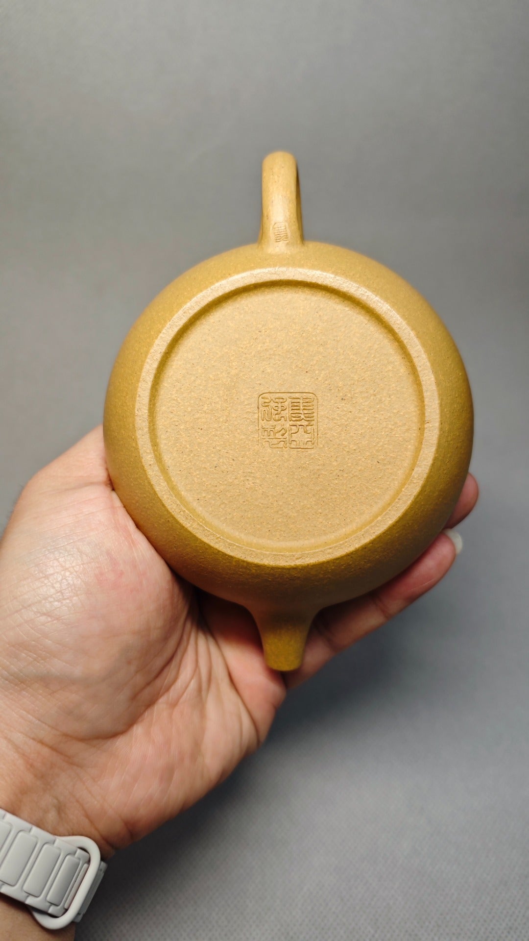 证书全配套 【扁晨】  制壶：焦亚强   (国家级工艺美术师) 泥料：原矿黄段泥 容量：160cc 孔数：内推球孔