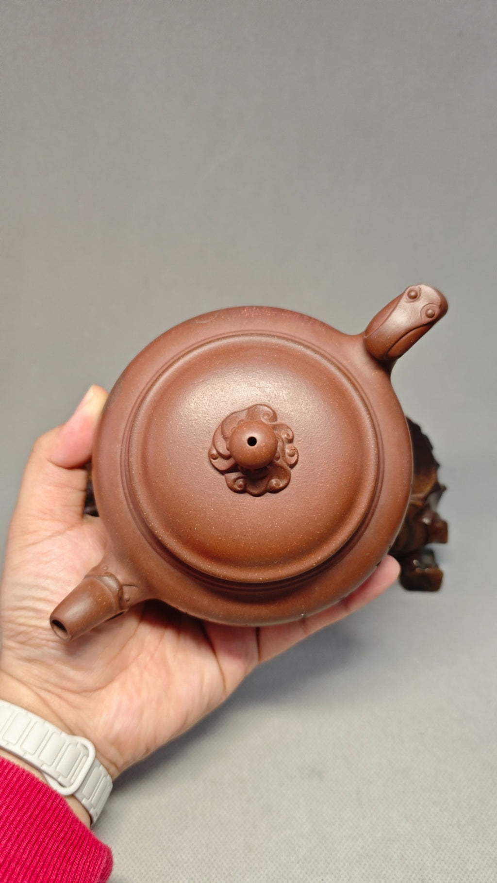 证书持壶照配套 【龙凤呈祥】 制壶：方琴华（研究员级高级工艺美术师） 泥料：原矿底槽清 容量：460cc