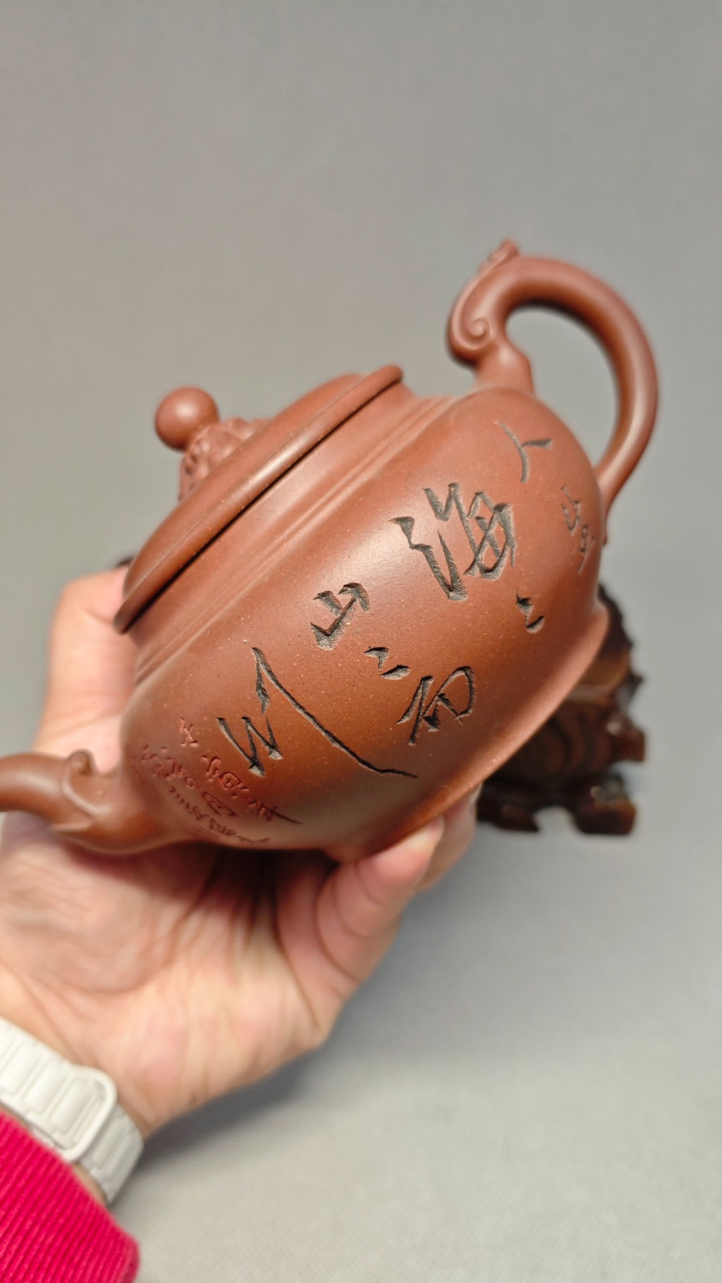 证书持壶照配套 【龙凤呈祥】 制壶：方琴华（研究员级高级工艺美术师） 泥料：原矿底槽清 容量：460cc
