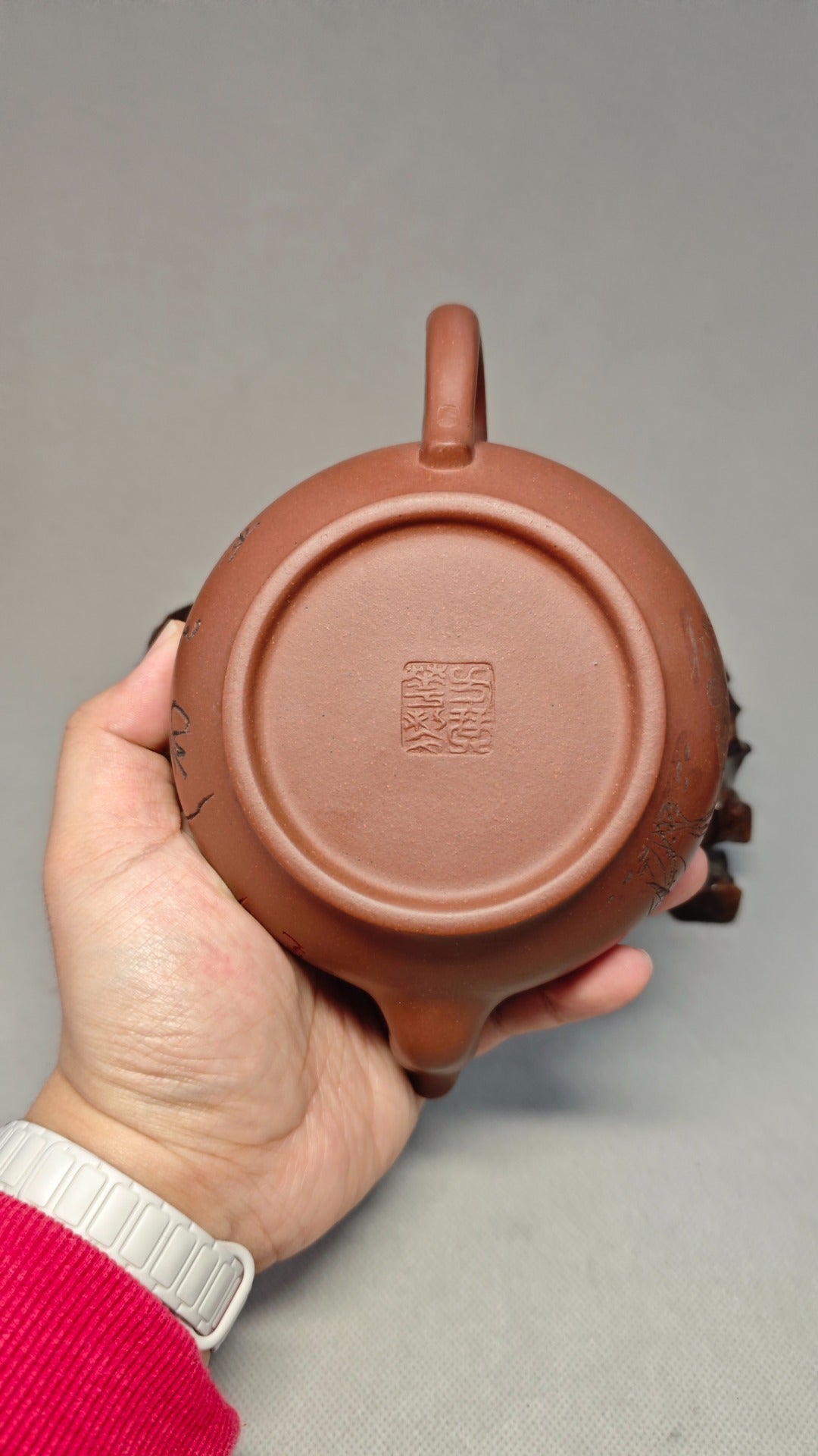 证书持壶照配套 【龙凤呈祥】 制壶：方琴华（研究员级高级工艺美术师） 泥料：原矿底槽清 容量：460cc
