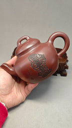 证书持壶照配套 【大蕴】 制壶：方琴华（研究员级高级工艺美术师） 泥料：原矿龙血砂 容量：530cc