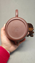 证书持壶照配套 【大蕴】 制壶：方琴华（研究员级高级工艺美术师） 泥料：原矿龙血砂 容量：530cc