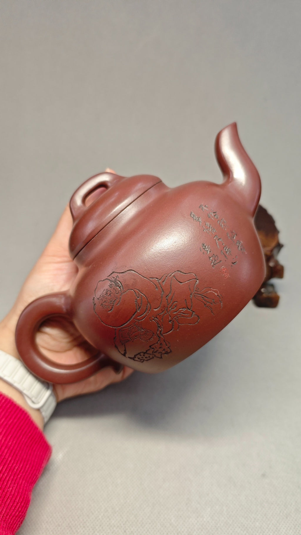 证书持壶照配套 【大蕴】 制壶：方琴华（研究员级高级工艺美术师） 泥料：原矿龙血砂 容量：530cc