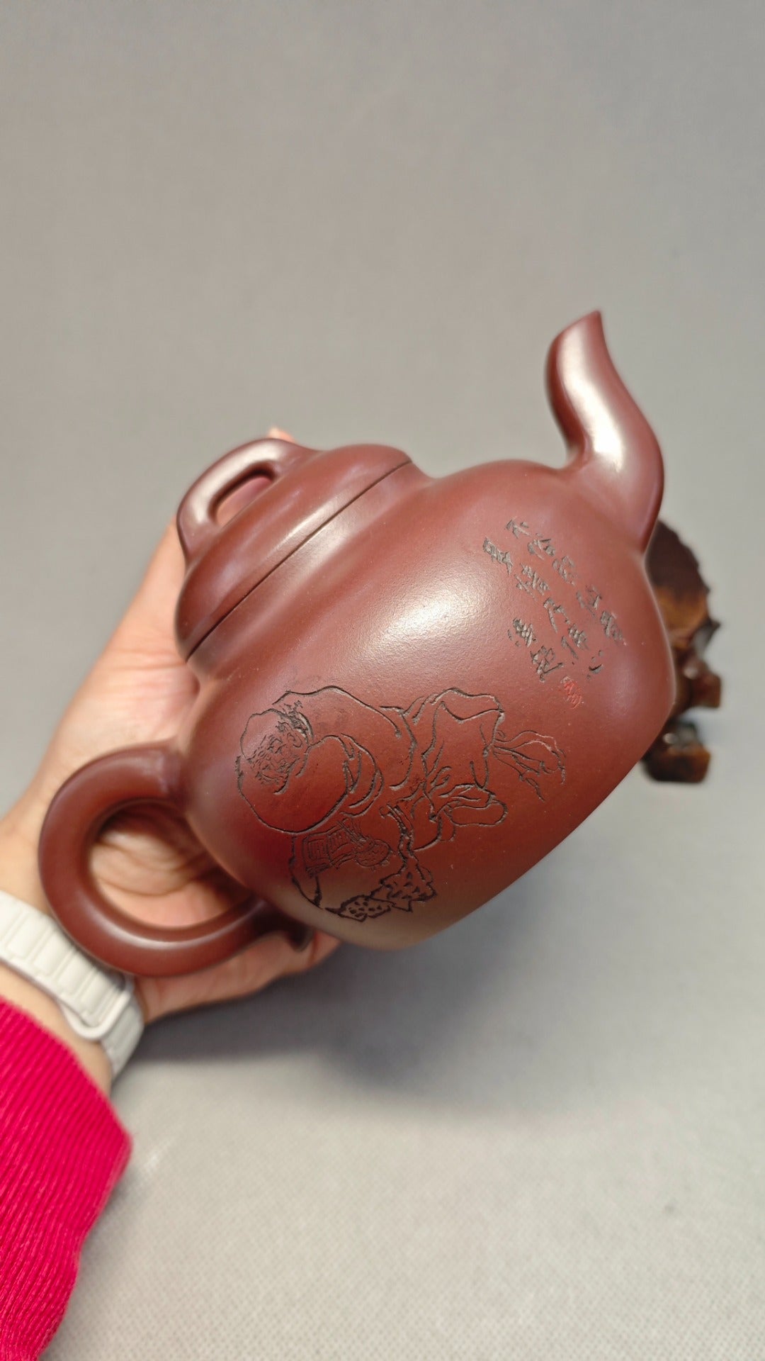 证书持壶照配套 【大蕴】 制壶：方琴华（研究员级高级工艺美术师） 泥料：原矿龙血砂 容量：530cc