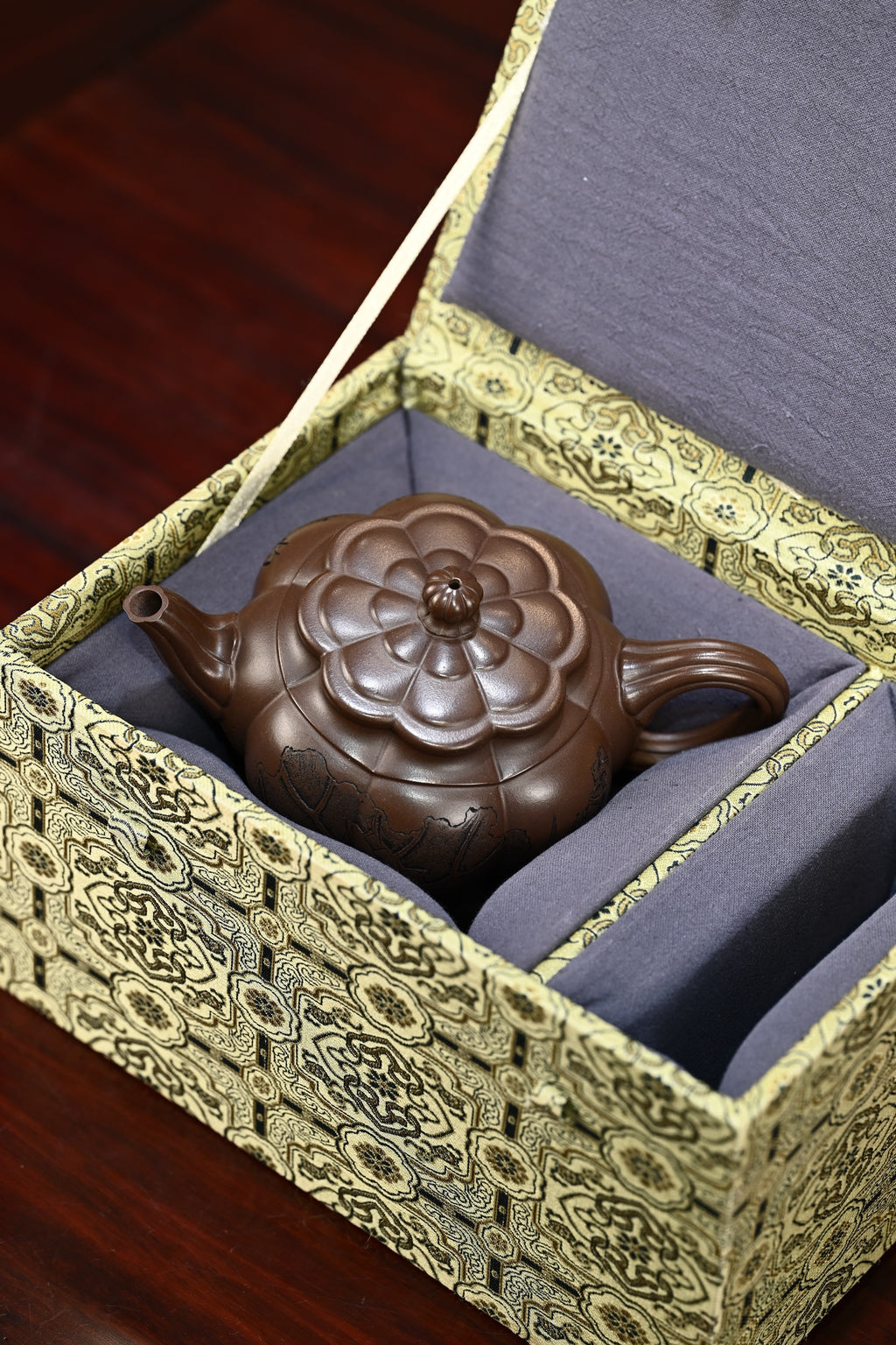 海菱花·全手工（省大师桑黎兵刻绘+双证书）/紫砂十二精英之首，省大师桑黎兵儿子桑崧杰作品 /容量380cc/特级紫泥