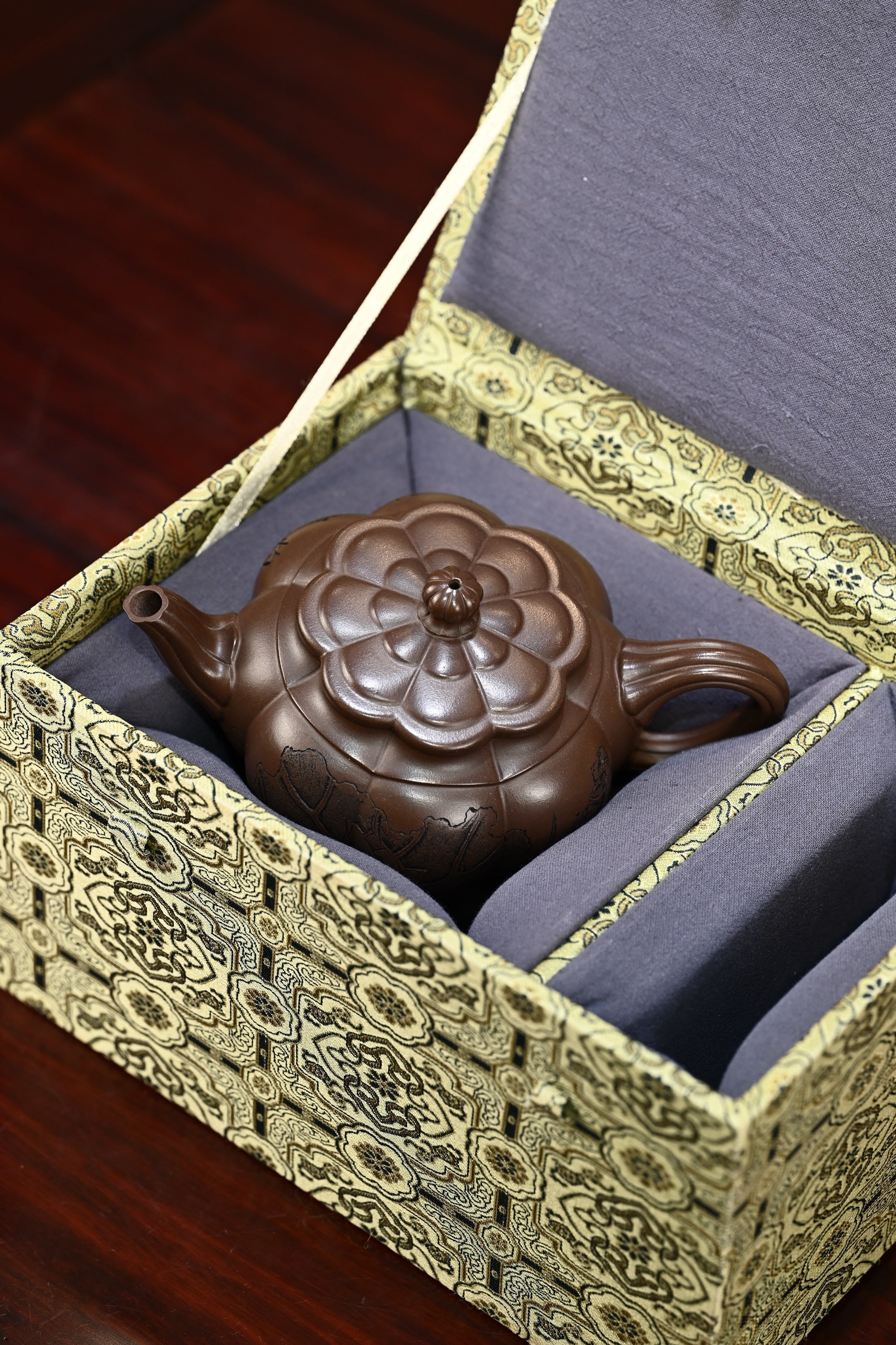 海菱花·全手工（省大师桑黎兵刻绘+双证书）/紫砂十二精英之首，省大师桑黎兵儿子桑崧杰作品 /容量380cc/特级紫泥