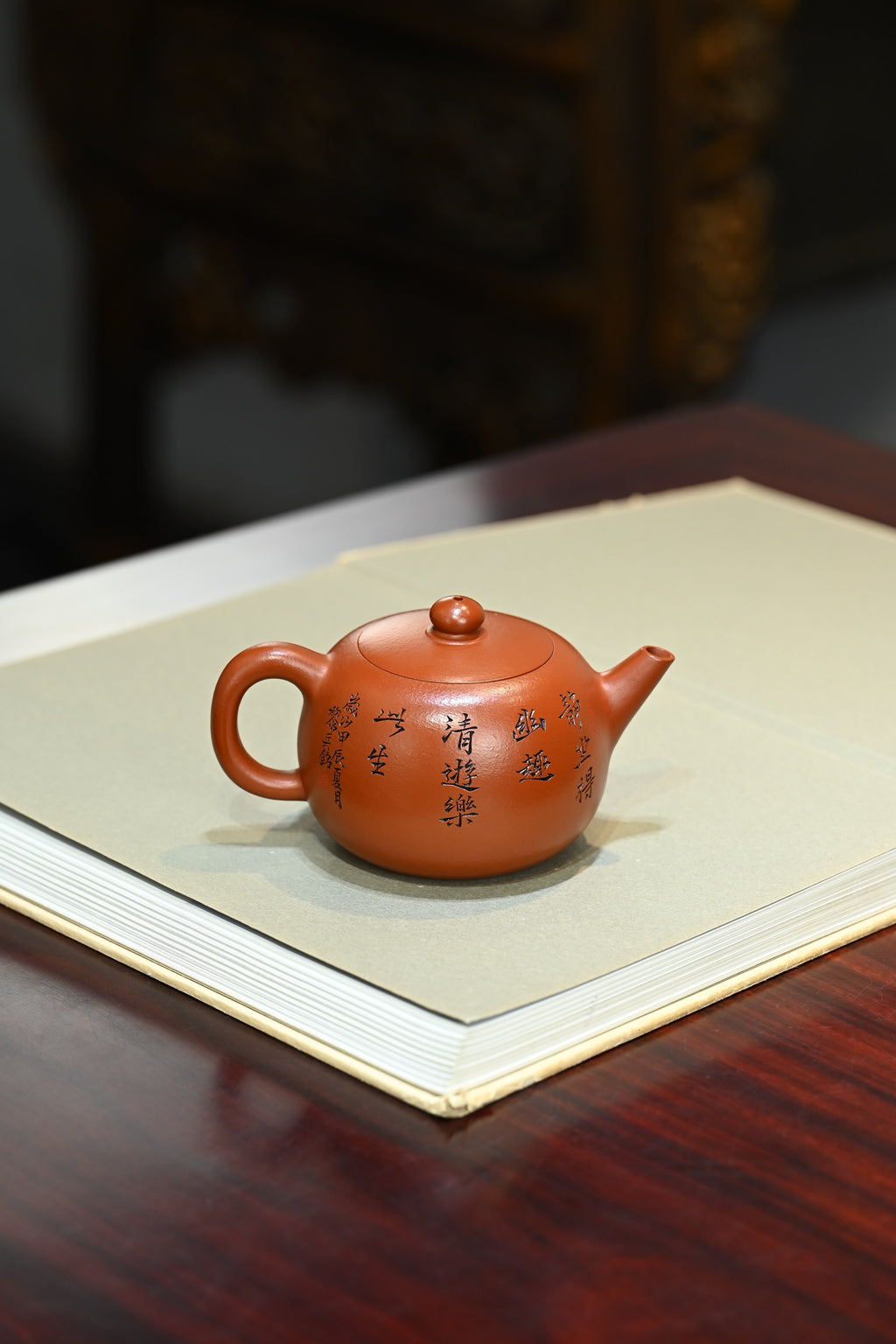 天珠·全手工 （省大师桑黎兵刻绘+双证书） /紫砂十二精英之首，省大师桑黎兵儿子桑崧杰作品容量280cc/鸡血大红袍