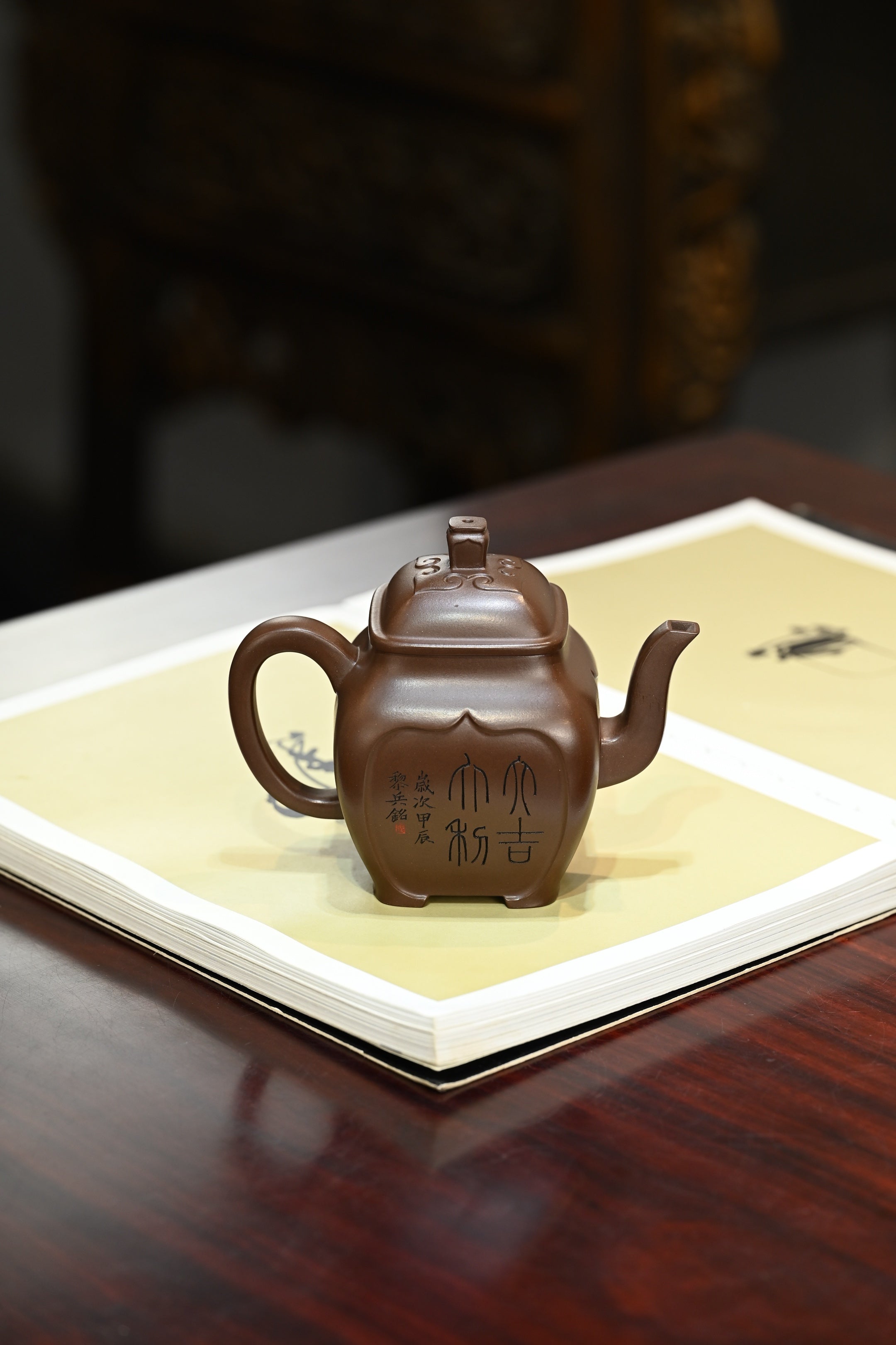 大吉大利·全手工（省大师桑黎兵刻绘+双证书）/紫砂十二精英之首，省大师桑黎兵儿子桑崧杰作品/容量300cc/特级紫泥
