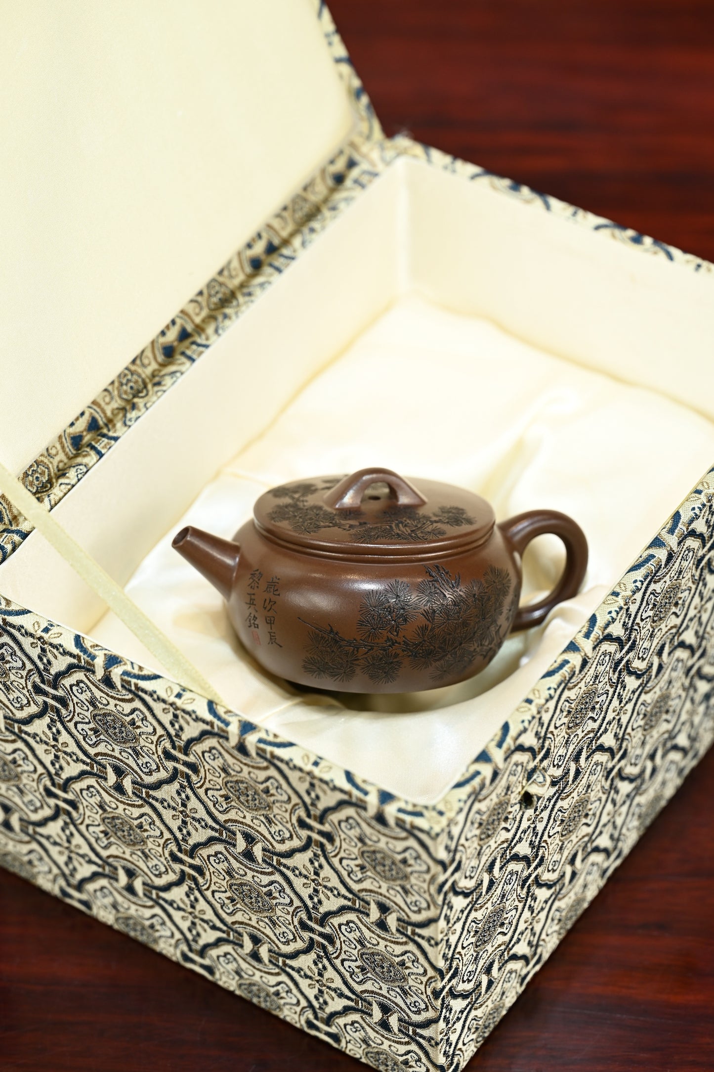 咏泉·全手工（省大师桑黎兵刻绘+双证书） /紫砂十二精英之首，省大师桑黎兵儿子桑崧杰作品/容量190cc/特级紫泥