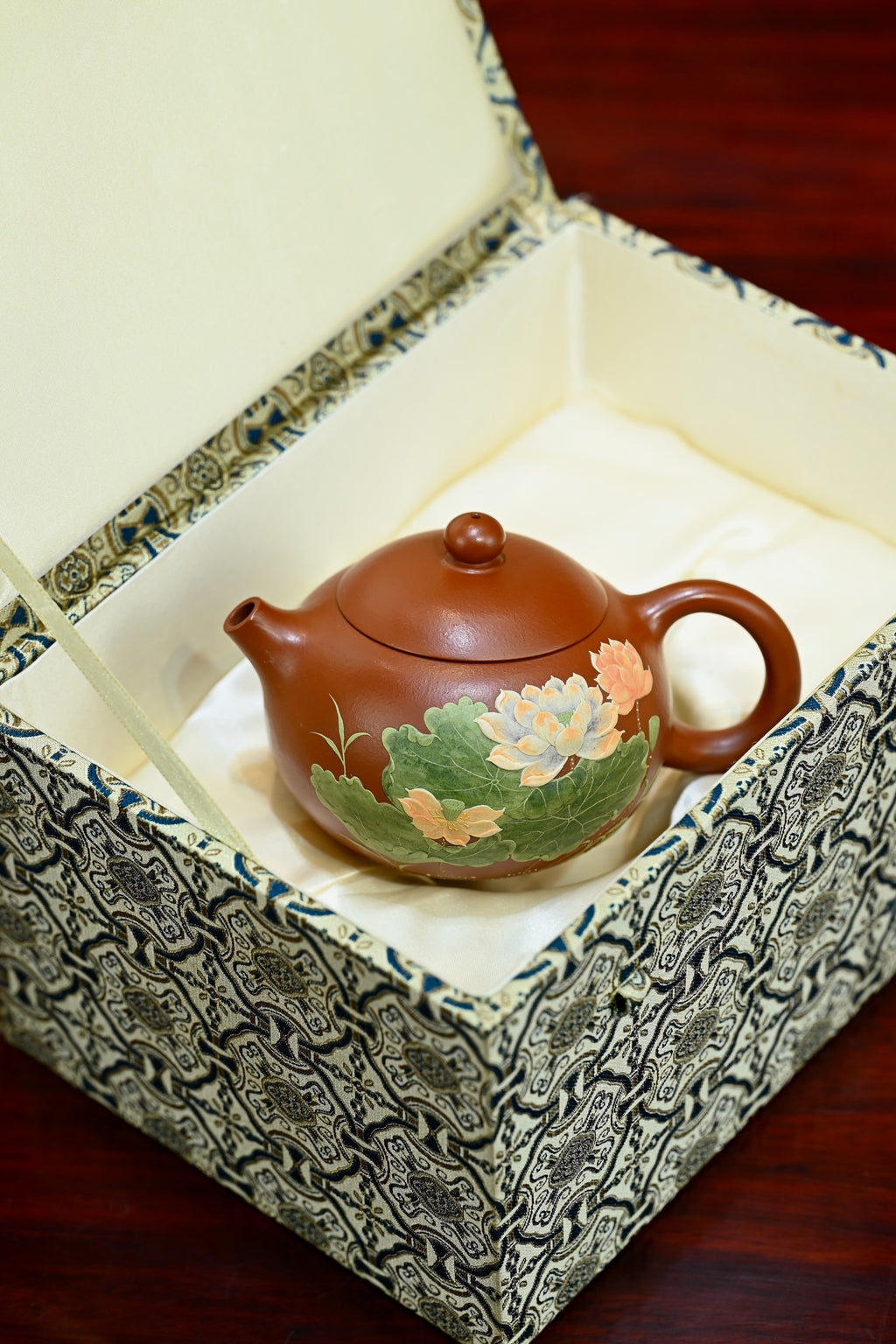 西施·全手工（省大师桑黎兵刻绘+双证书）/紫砂十二精英之首，省大师桑黎兵儿子桑崧杰作品 容量310cc/鸡血大红袍