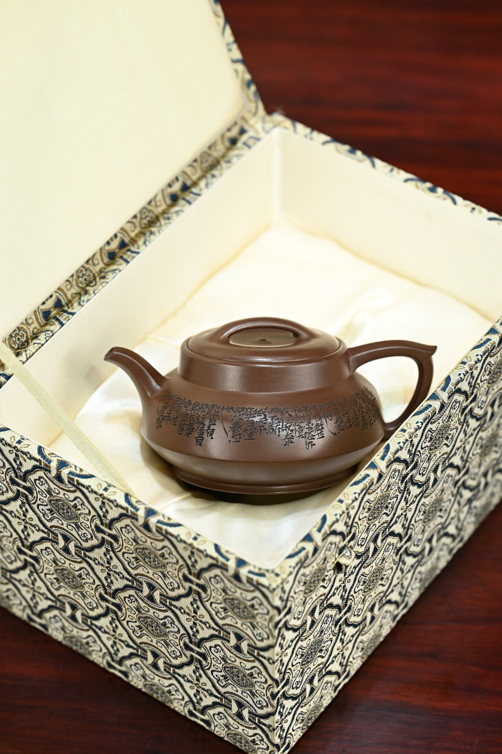 远古·全手工（省大师桑黎兵刻绘+双证书) /紫砂十二精英之首，省大师桑黎兵儿子桑崧杰作品 /容量300cc/特级紫泥