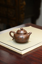 莲子·全手工 （省大师桑黎兵刻绘+双证书) /紫砂十二精英之首，国礼省大师桑黎兵儿子桑崧杰作品 /容量320cc/特级紫泥
