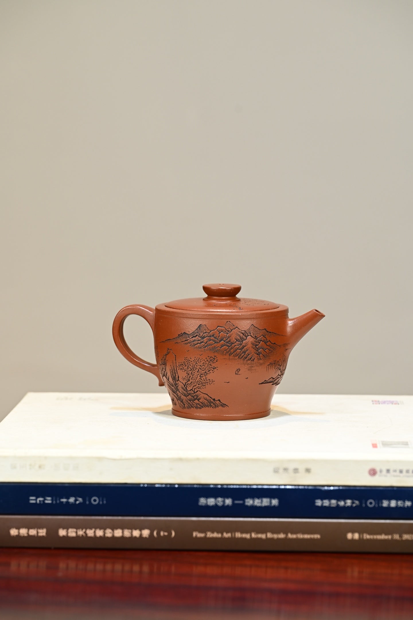 镜瓦·全手工 （省大师桑黎兵刻绘+双证书） /紫砂十二精英之首，国礼省大师桑黎兵儿子桑崧杰作品 容量360cc/特级朱泥