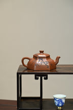 六方云扁·全手工（省大师桑黎兵刻绘+双证书） /紫砂十二精英之首，省大师桑黎兵儿子桑崧杰作品/容量330cc/特级红泥